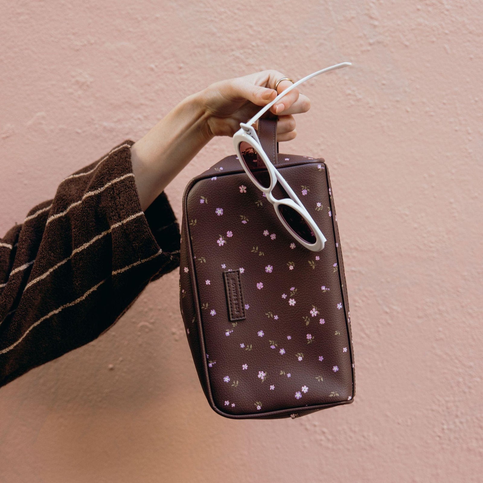 Fox & Fallow Medium Luxury Wash Bag | Pebble Vegan Leather