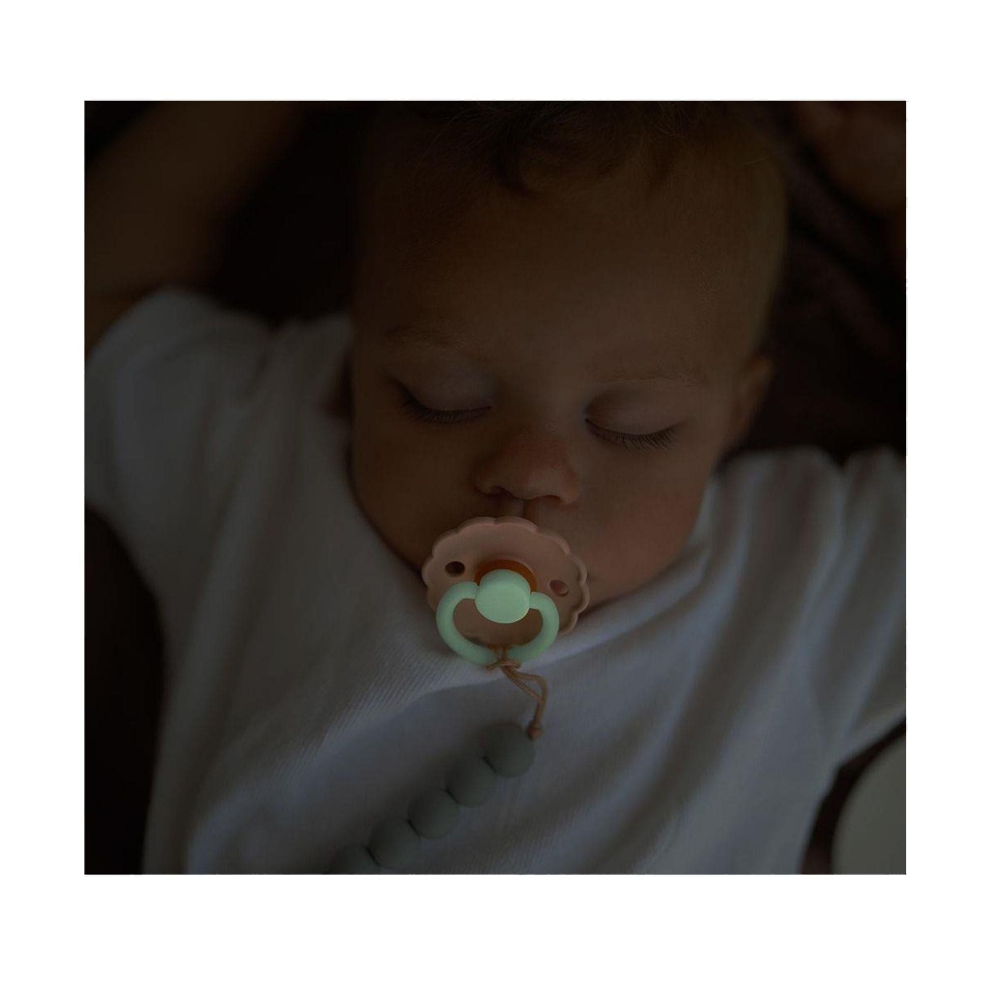 FRIGG Daisy Night Pacifier Round 2-Pack Silicone - Size 1 (0-6 Months) - Cream & Croissant